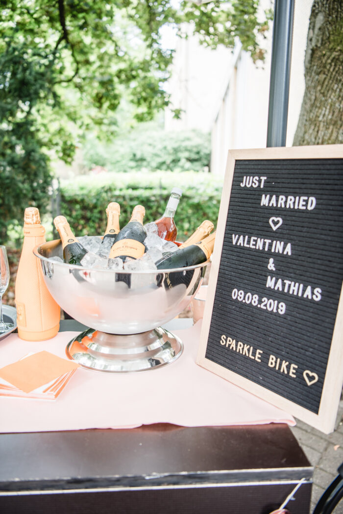 Sparkle Bike, Sektempfang zur standesamtlichen Hochzeit am Schloss Ahrensburg, Sektempfang Hochzeit, Hochzeit Empfang, besonderer Sektempfang, Sektempfang Geburtstag, Sektempfang Event, Ideen für besonderen Sektempfang, Sektempfang Hamburg, Sektempfang Kiel, Sektempfang Lübeck, Sparkle Bike Mobiler Sektempfang