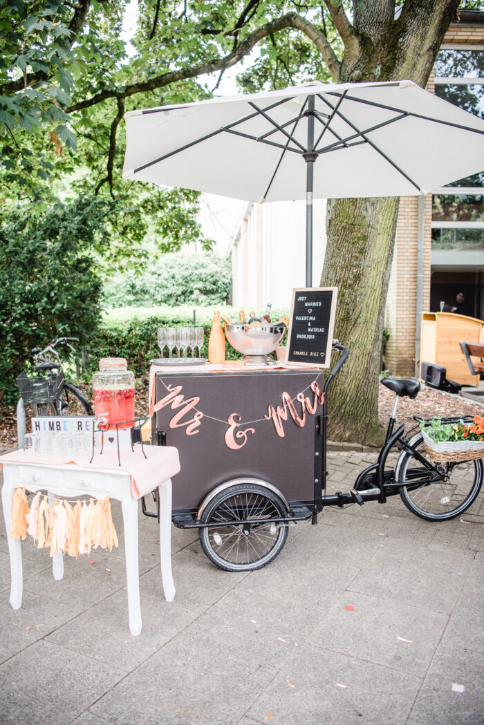 Sparkle Bike, Sektempfang zur standesamtlichen Hochzeit am Schloss Ahrensburg, Sektempfang Hochzeit, Hochzeit Empfang, besonderer Sektempfang, Sektempfang Geburtstag, Sektempfang Event, Ideen für besonderen Sektempfang, Sektempfang Hamburg, Sektempfang Kiel, Sektempfang Lübeck, Sparkle Bike Mobiler Sektempfang