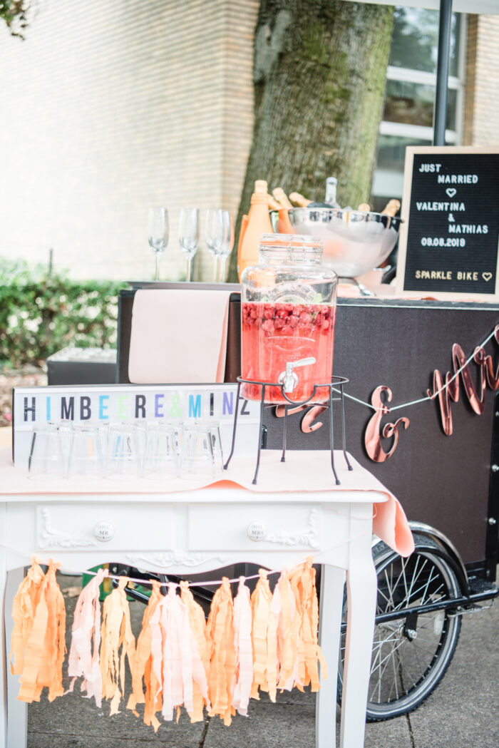 Sparkle Bike, Sektempfang zur standesamtlichen Hochzeit am Schloss Ahrensburg, Sektempfang Hochzeit, Hochzeit Empfang, besonderer Sektempfang, Sektempfang Geburtstag, Sektempfang Event, Ideen für besonderen Sektempfang, Sektempfang Hamburg, Sektempfang Kiel, Sektempfang Lübeck, Sparkle Bike Mobiler Sektempfang