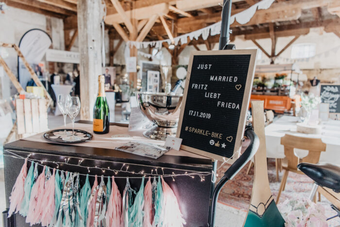 Sparkle Bike, Sektempfang zur standesamtlichen Hochzeit am Schloss Ahrensburg, Sektempfang Hochzeit, Hochzeit Empfang, besonderer Sektempfang, Sektempfang Geburtstag, Sektempfang Event, Ideen für besonderen Sektempfang, Sektempfang Hamburg, Sektempfang Kiel, Sektempfang Lübeck, Sparkle Bike Mobiler Sektempfang