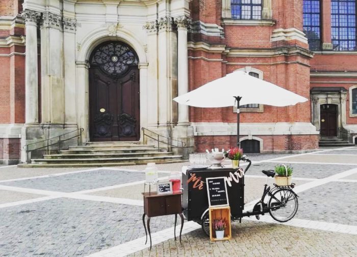 Sparkle Bike, Sektempfang zur standesamtlichen Hochzeit am Schloss Ahrensburg, Sektempfang Hochzeit, Hochzeit Empfang, besonderer Sektempfang, Sektempfang Geburtstag, Sektempfang Event, Ideen für besonderen Sektempfang, Sektempfang Hamburg, Sektempfang Kiel, Sektempfang Lübeck, Sparkle Bike Mobiler Sektempfang