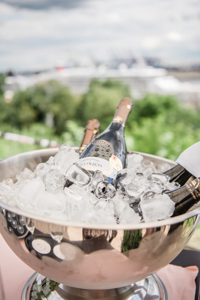 Sparkle Bike, Sektempfang zur standesamtlichen Hochzeit am Schloss Ahrensburg, Sektempfang Hochzeit, Hochzeit Empfang, besonderer Sektempfang, Sektempfang Geburtstag, Sektempfang Event, Ideen für besonderen Sektempfang, Sektempfang Hamburg, Sektempfang Kiel, Sektempfang Lübeck, Sparkle Bike Mobiler Sektempfang