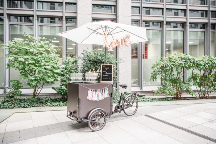 Sparkle Bike, Sektempfang zur standesamtlichen Hochzeit am Schloss Ahrensburg, Sektempfang Hochzeit, Hochzeit Empfang, besonderer Sektempfang, Sektempfang Geburtstag, Sektempfang Event, Ideen für besonderen Sektempfang, Sektempfang Hamburg, Sektempfang Kiel, Sektempfang Lübeck, Sparkle Bike Mobiler Sektempfang