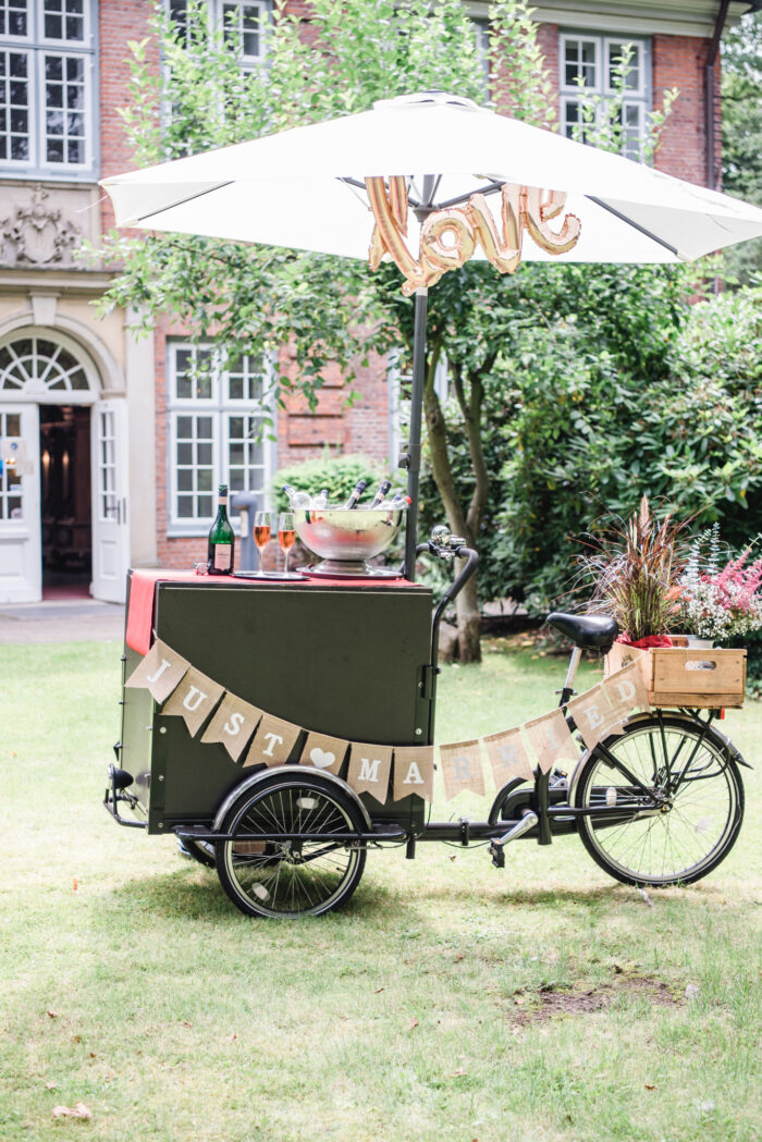 Sparkle Bike, Sektempfang zur standesamtlichen Hochzeit am Schloss Ahrensburg, Sektempfang Hochzeit, Hochzeit Empfang, besonderer Sektempfang, Sektempfang Geburtstag, Sektempfang Event, Ideen für besonderen Sektempfang, Sektempfang Hamburg, Sektempfang Kiel, Sektempfang Lübeck, Sparkle Bike Mobiler Sektempfang